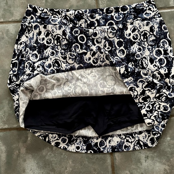 Navy blue patterned skirt. Stretchy material. - Picture 2 of 2